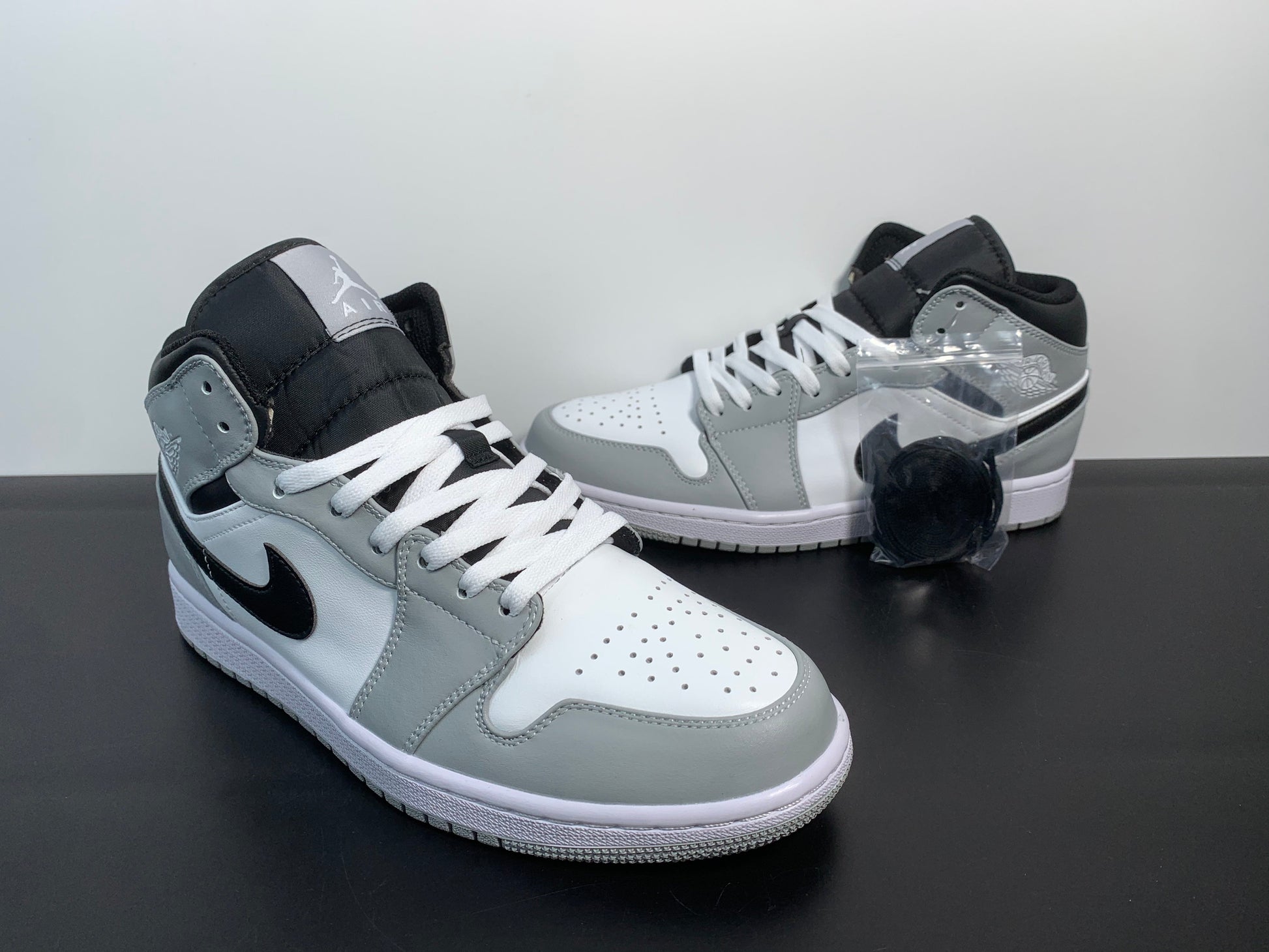 Air Jordan 1 Retro Mid ”Light Smoke Grey” 554724-078